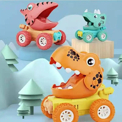 Trois voitures-jouets dinosaures colorées sur roues, en plastique, dans un décor de forêt. Jouets pour enfants, dinosaures, voitures à friction.