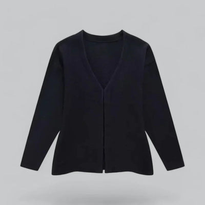 Cardigan noir en laine, manches longues, col en V, sur fond gris. Vêtement élégant et chaud pour l'hiver, style classique et intemporel.
