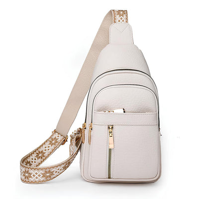 Sac à bandoulière en cuir blanc avec sangle brodée beige, poches zippées dorées. Accessoire mode élégant et pratique pour femme.