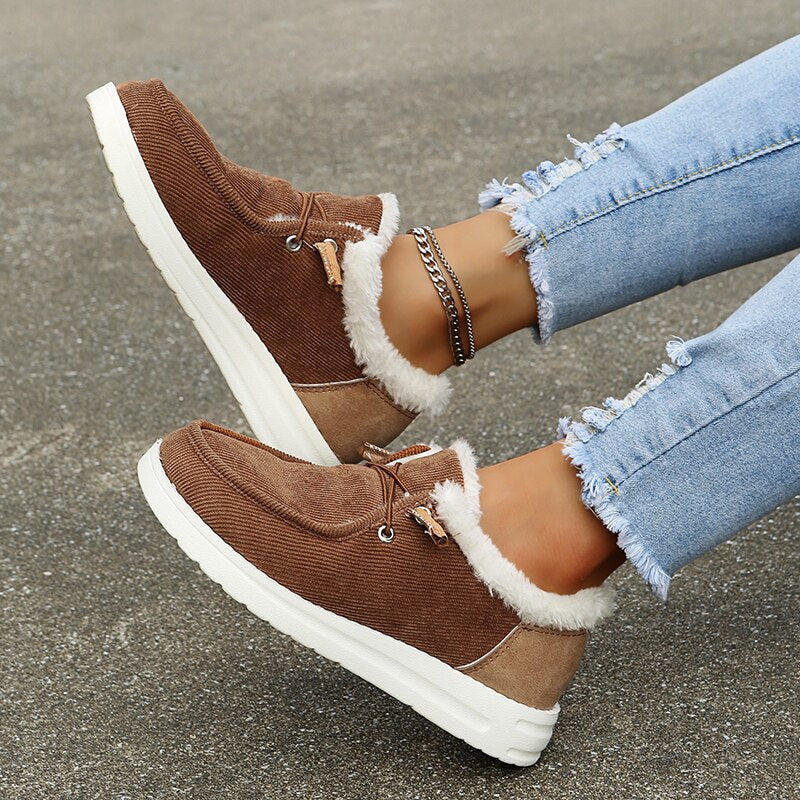 Chaussures en daim marron avec doublure en fourrure blanche, portées avec un jean déchiré. Chaussures confortables, mode automne, style décontracté.