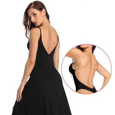 Robe noire dos nu élégante pour femme, avec bretelles transparentes. Mode féminine chic, tenue de soirée glamour.