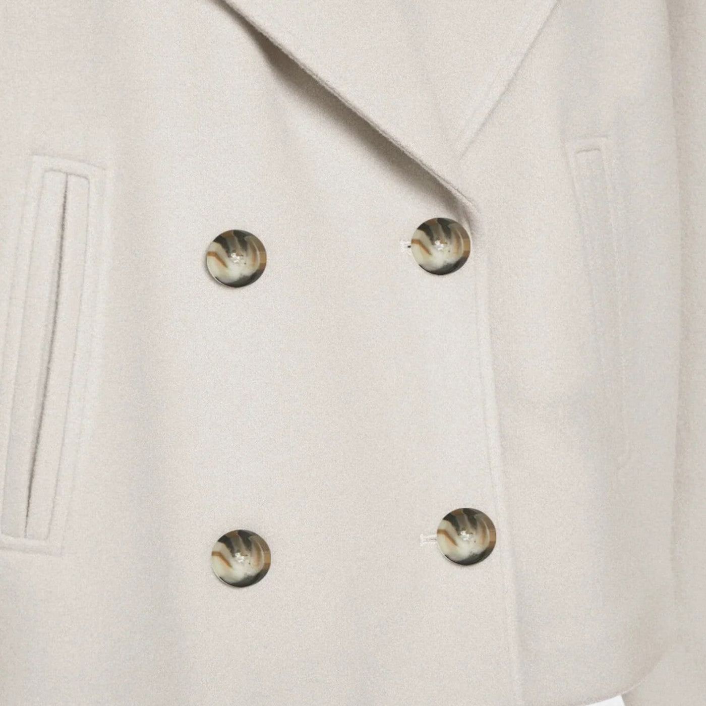 Жіноча приталена мінімалістична куртка - сучасна структура, невимушена елегантність