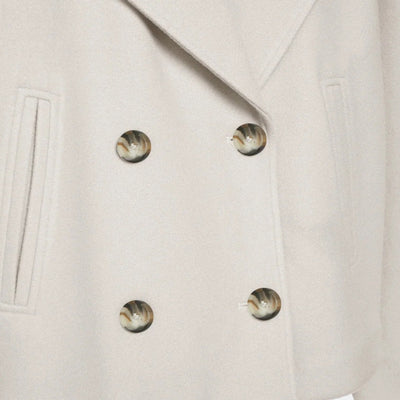 Жіноча приталена мінімалістична куртка - сучасна структура, невимушена елегантність