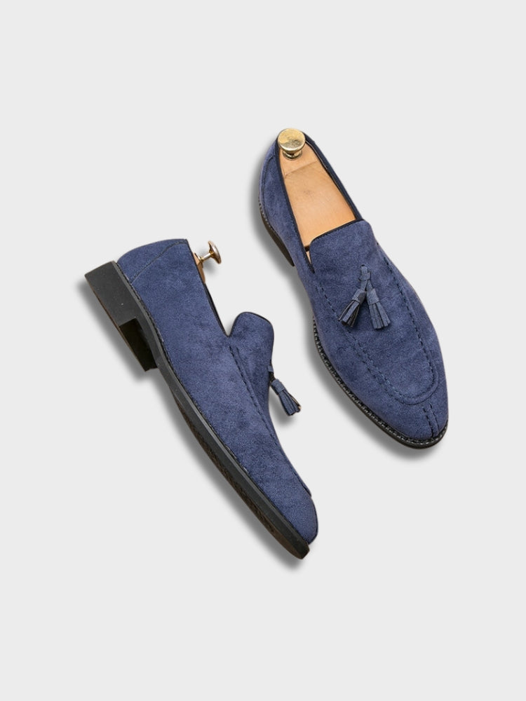 Mocassins en daim bleu pour homme avec pampilles, semelle noire et embauchoirs en bois, élégants et modernes, parfaits pour un look chic.