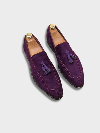 Mocassins en daim violet avec glands, semelles en cuir, embauchoirs en bois. Chaussures élégantes pour homme, style décontracté chic.
