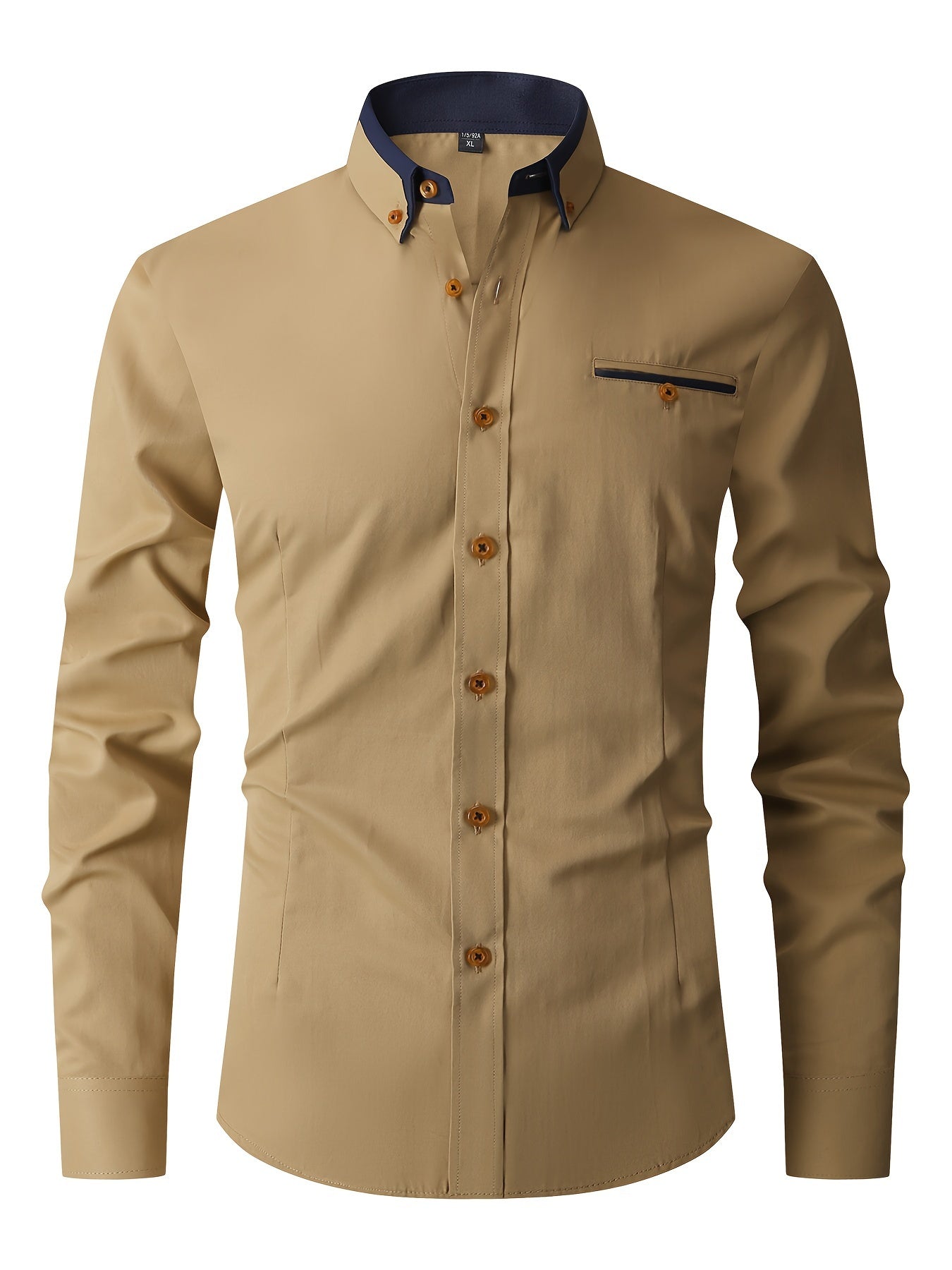 Chemise homme beige à manches longues, col contrasté bleu marine, boutons marron, poche poitrine avec liseré, style élégant et moderne.