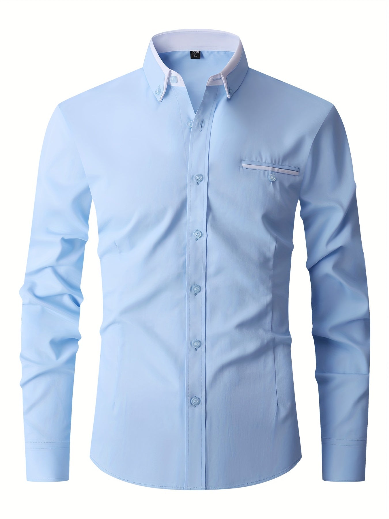 Chemise homme bleu clair, manches longues, col classique, poche poitrine, boutons assortis. Mode élégante, vêtement formel, style moderne.