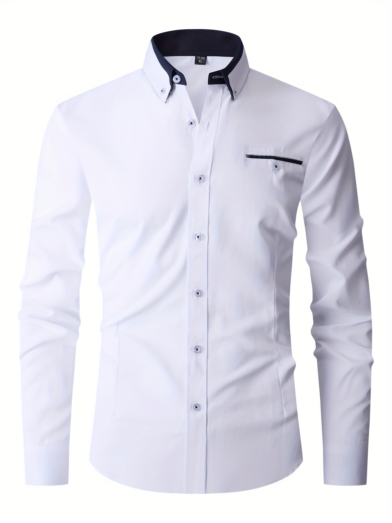 Chemise blanche élégante pour homme avec col contrasté noir, boutons assortis et poche poitrine. Mode masculine, vêtement formel, style moderne.