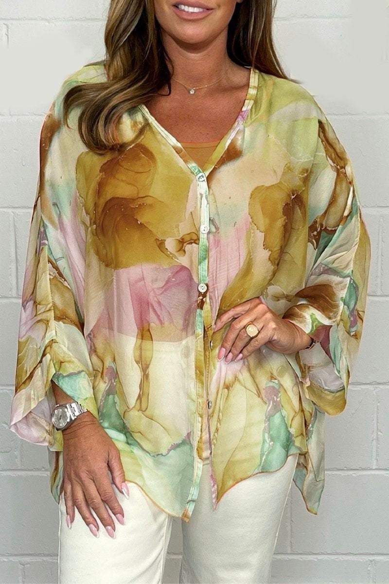 Blouse femme fluide à motifs aquarelle, manches longues, boutons, tons pastel jaune, rose et vert. Mode élégante, tendance printemps-été.