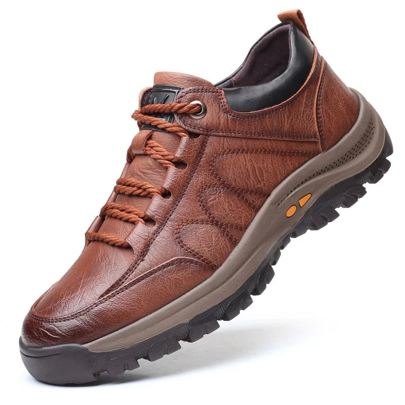 Chaussure de randonnée en cuir marron pour homme, semelle antidérapante, lacets robustes, design confortable et résistant, idéale pour activités extérieures.