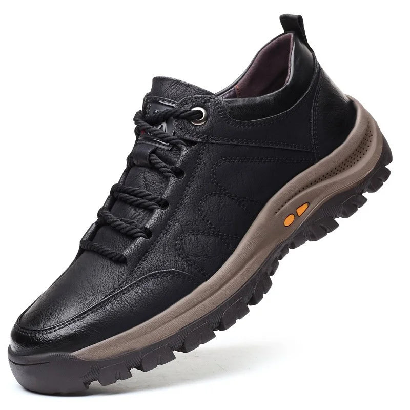 Chaussure de randonnée en cuir noir pour homme, semelle antidérapante robuste, design moderne et confortable, idéale pour activités extérieures.