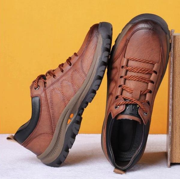 Chaussures de randonnée en cuir marron pour homme, semelle antidérapante noire, fond jaune. Idéales pour activités extérieures et trekking.