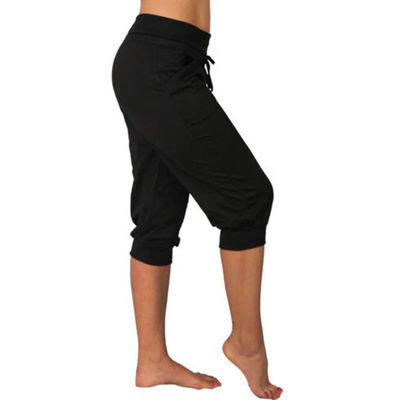Pantalon de yoga noir pour femme, coupe trois-quarts, taille élastique, idéal pour fitness, sport, confort et style décontracté.