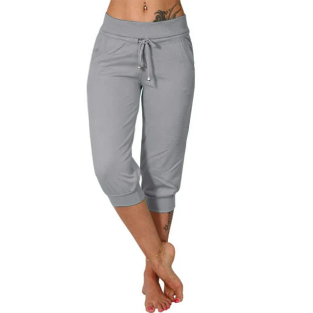 Pantalon de jogging gris pour femme, taille élastique avec cordon, coupe trois-quarts, confortable et décontracté, idéal pour le sport et la détente.