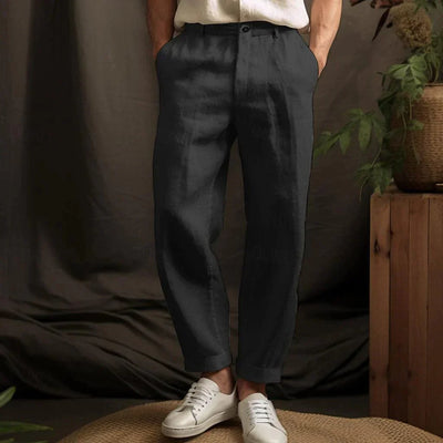 Pantalon en lin noir pour homme, élégant et décontracté, avec poches, assorti à des baskets blanches. Mode masculine, style chic et confortable.