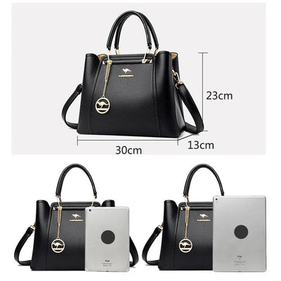 Sac à main noir élégant en cuir avec bandoulière, dimensions 30x13x23 cm, orné d'un pendentif doré. Accessoire mode femme chic et tendance.