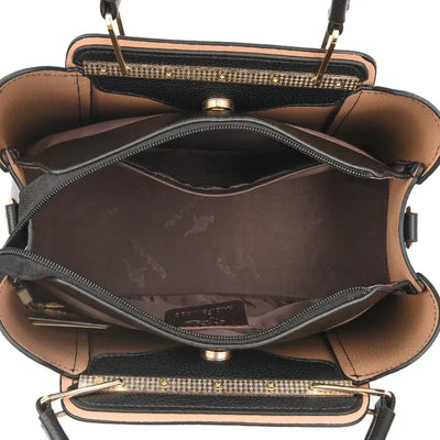 Sac à main en cuir noir ouvert, intérieur marron avec plusieurs compartiments et fermetures éclair, idéal pour organisation et style élégant.
