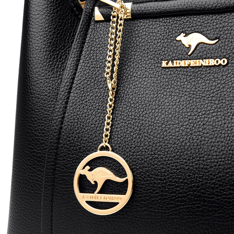 Sac à main noir en cuir texturé avec pendentif doré kangourou, logo "KAIDIFENIROO". Accessoire élégant et tendance pour femme.