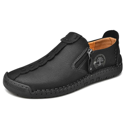 Chaussure en cuir noir pour homme, style décontracté, avec fermeture éclair latérale et semelle cousue. Idéale pour un look élégant et confortable.