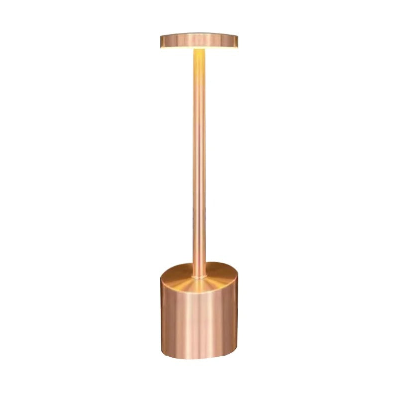 Lampe de table LED en cuivre, design moderne, éclairage d'ambiance, idéale pour salon ou bureau, style minimaliste et élégant.