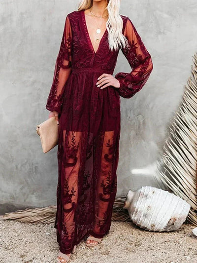 Robe longue en dentelle bordeaux transparente avec manches longues, décolleté en V, tenue élégante pour soirée, femme tenant une pochette beige.