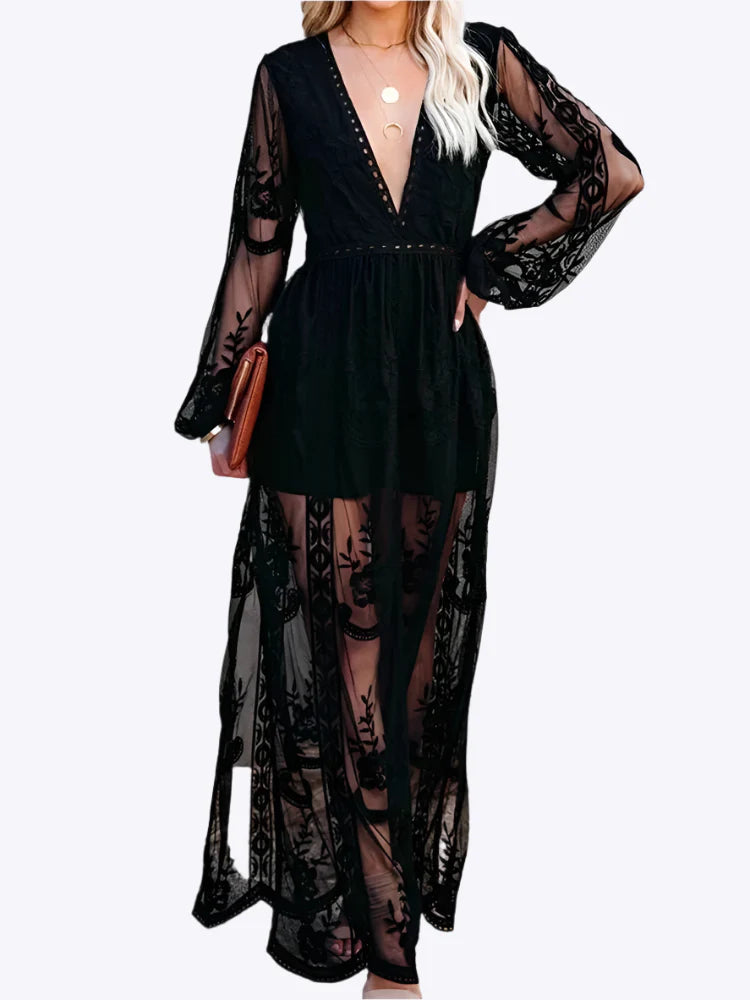 Robe longue noire en dentelle transparente avec manches longues et décolleté plongeant, tenue élégante pour soirée ou événement spécial.
