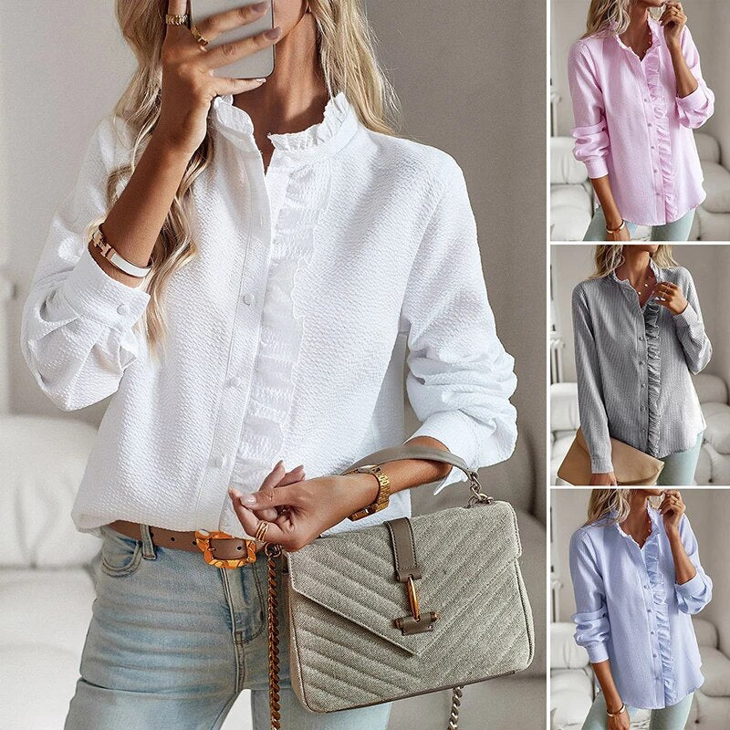 Femme portant une chemise blanche élégante avec volants, tenant un sac à main beige. Variantes de chemises en rose, gris et bleu affichées à droite.