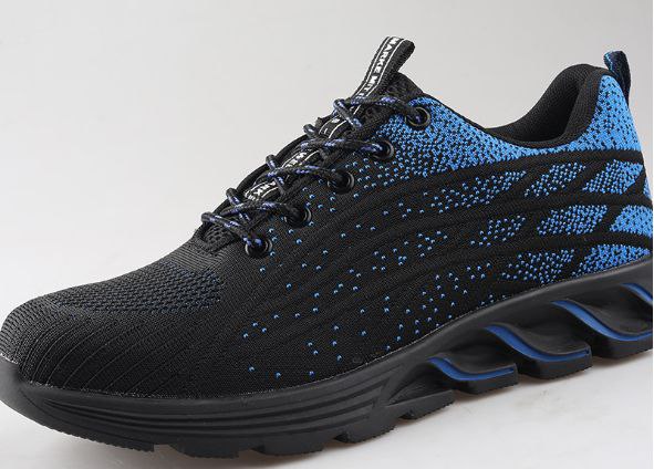 Chaussure de sport noire et bleue pour homme, semelle épaisse, design moderne, lacets noirs, idéale pour course et fitness.