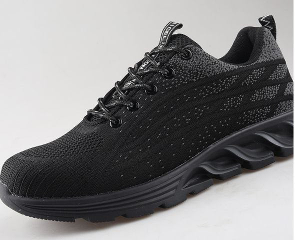 Chaussure de sport noire pour homme, design moderne avec semelle épaisse et lacets. Idéale pour course et fitness. Confort et style assurés.