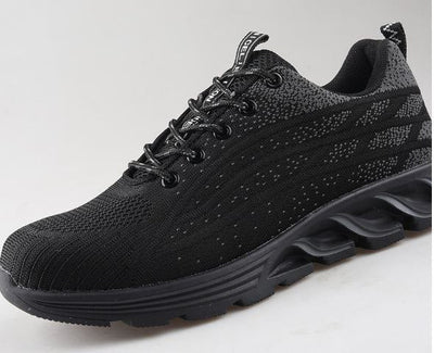 Chaussure de sport noire pour homme, design moderne avec semelle épaisse et lacets. Idéale pour course et fitness. Confort et style assurés.
