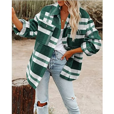 Femme portant une surchemise à carreaux verts et blancs, jeans déchirés, style décontracté, mode automne, tendance vestimentaire féminine.