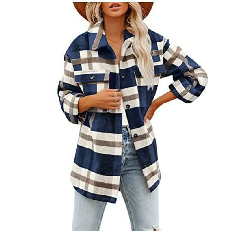 Femme portant une surchemise à carreaux bleus et blancs, manches retroussées, avec un chapeau marron et un jean décontracté. Mode automne tendance.