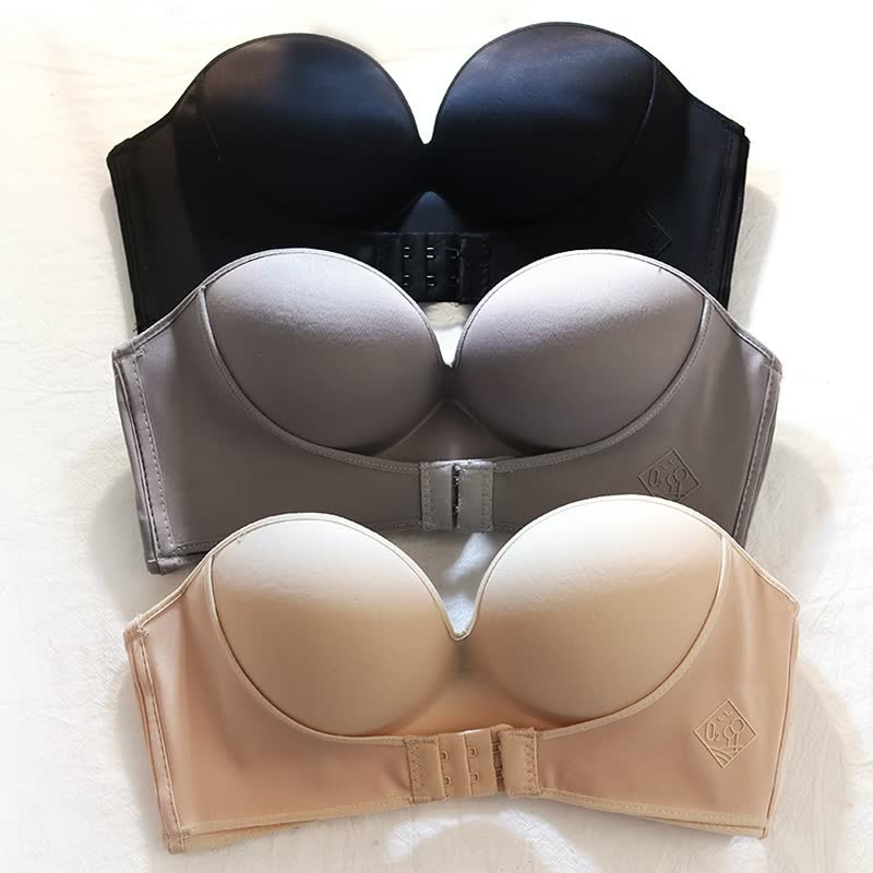 Trois soutiens-gorge sans bretelles en noir, gris et beige, posés sur une surface blanche. Lingerie féminine, confort et style.