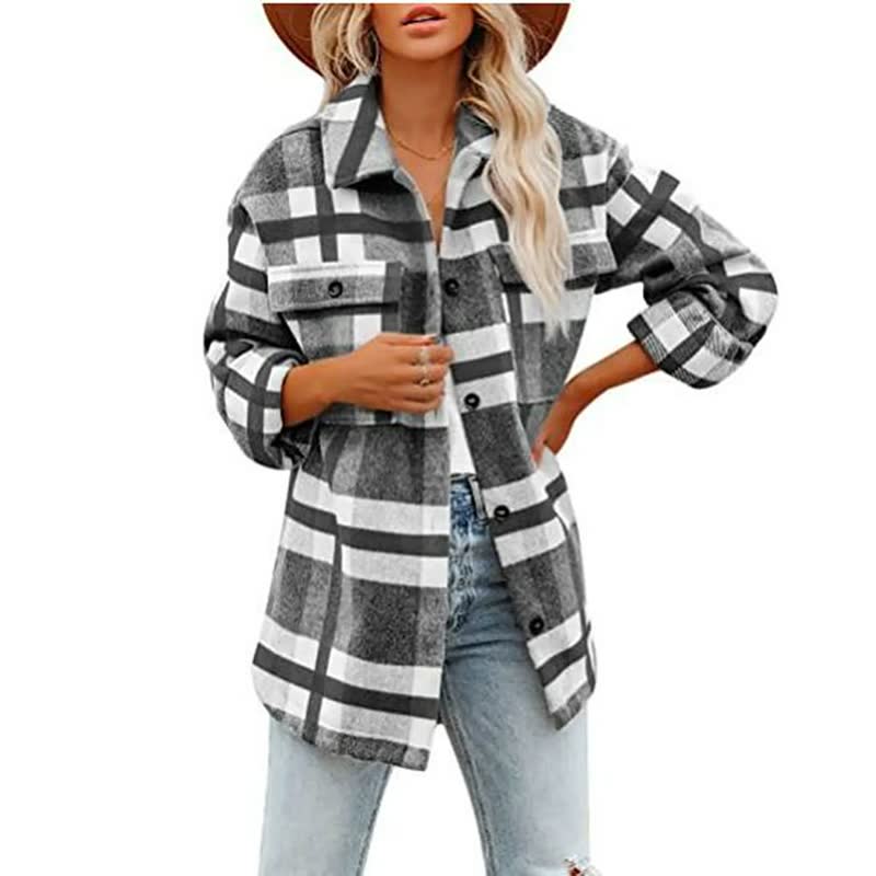 Femme portant une surchemise à carreaux noir et blanc, manches retroussées, avec un chapeau marron et un jean déchiré. Mode automne tendance.