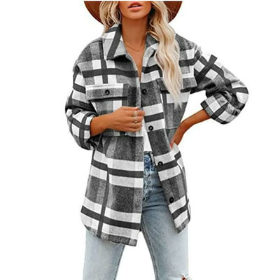 Femme portant une surchemise à carreaux noir et blanc, manches retroussées, avec un chapeau marron et un jean déchiré. Mode automne tendance.