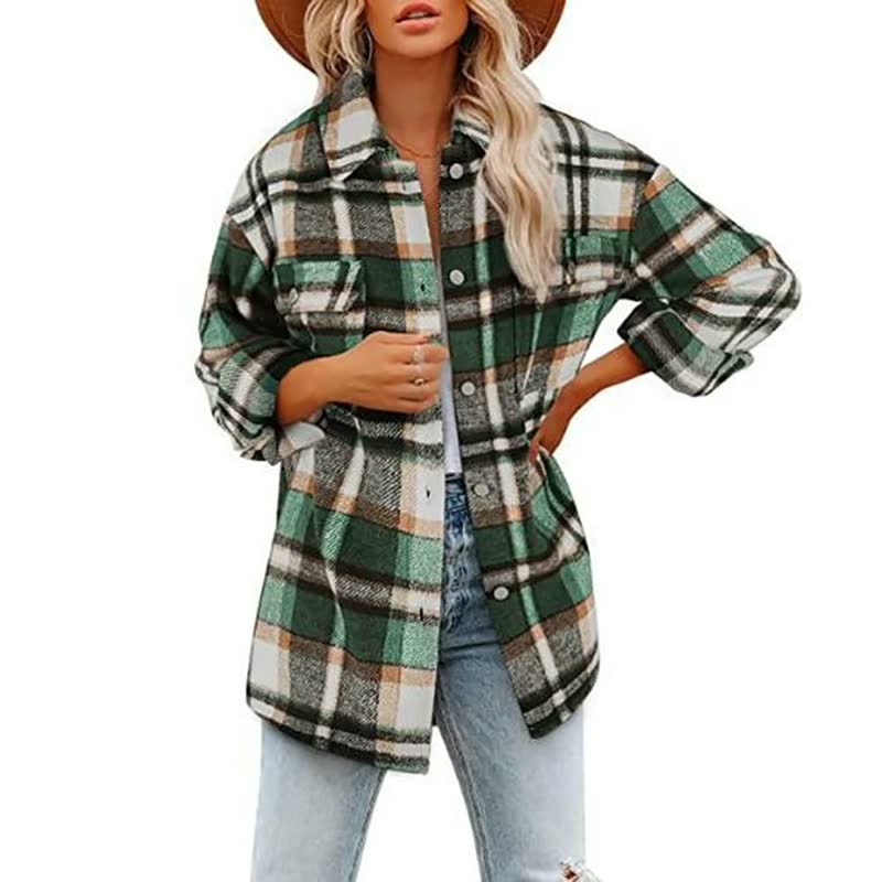 Femme portant une surchemise à carreaux verts et blancs, manches retroussées, avec un chapeau marron et un jean déchiré. Mode automne tendance.