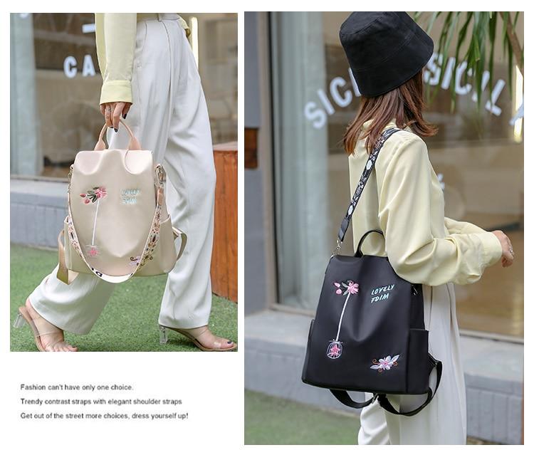 Deux sacs à dos élégants avec motifs floraux, l'un beige et l'autre noir, portés par des femmes à la mode. Accessoires tendance pour la rue.