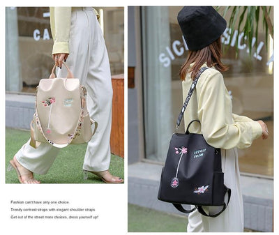 Deux sacs à dos élégants avec motifs floraux, l'un beige et l'autre noir, portés par des femmes à la mode. Accessoires tendance pour la rue.