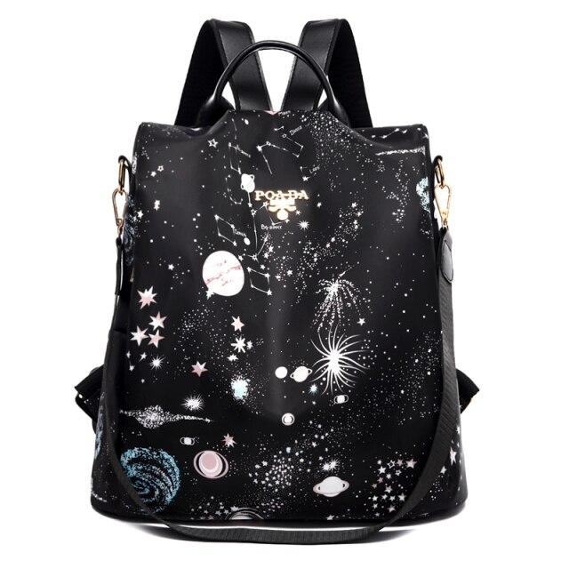 Sac à dos noir avec motif galaxie, étoiles et planètes, design moderne et élégant, idéal pour la mode urbaine et les amateurs d'astronomie.
