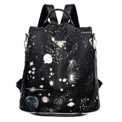 Sac à dos noir avec motif galaxie, étoiles et planètes, design moderne et élégant, idéal pour la mode urbaine et les amateurs d'astronomie.