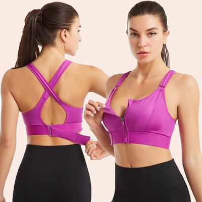 Femme portant un soutien-gorge de sport rose avec fermeture éclair, dos croisé, idéal pour fitness et yoga. Mode active, confort et style.