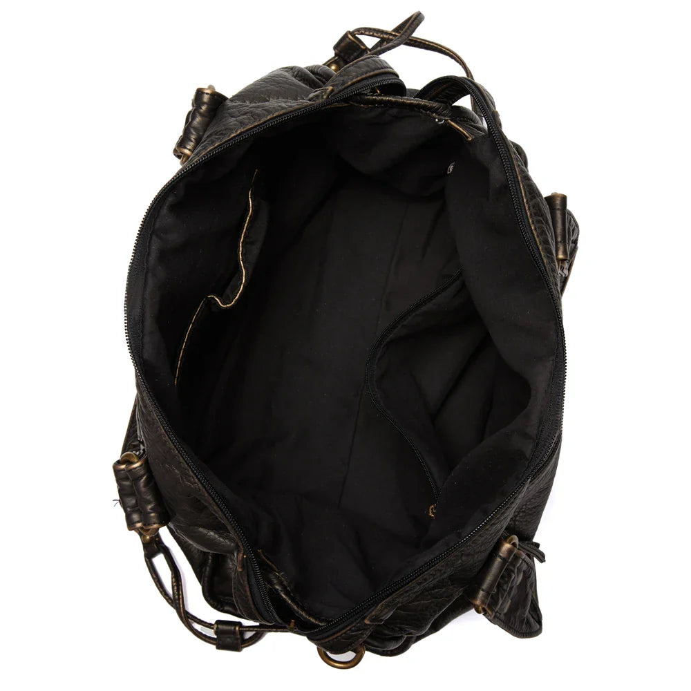 Sac à main en cuir noir ouvert, intérieur spacieux avec poches, design élégant et moderne, idéal pour mode féminine et accessoires tendance.