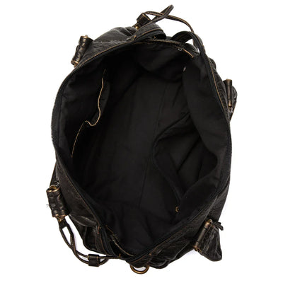 Sac à main en cuir noir ouvert, intérieur spacieux avec poches, design élégant et moderne, idéal pour mode féminine et accessoires tendance.