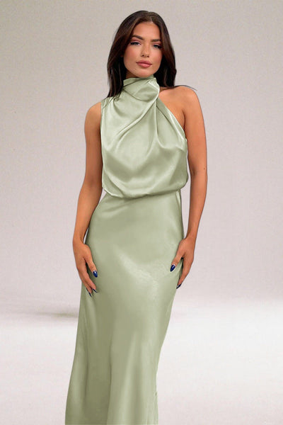 Robe élégante en satin vert clair, sans manches, avec col drapé, portée par une femme sur fond neutre. Mode féminine, tenue de soirée chic.