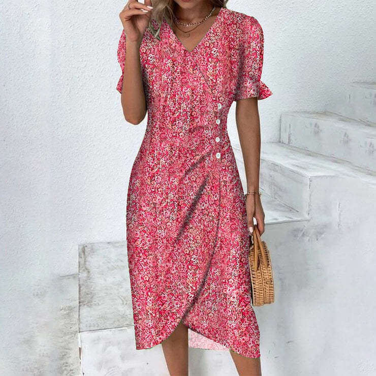 Robe d'été fleurie rouge pour femme, manches courtes, col en V, boutons décoratifs, tenue élégante et décontractée, mode féminine tendance.