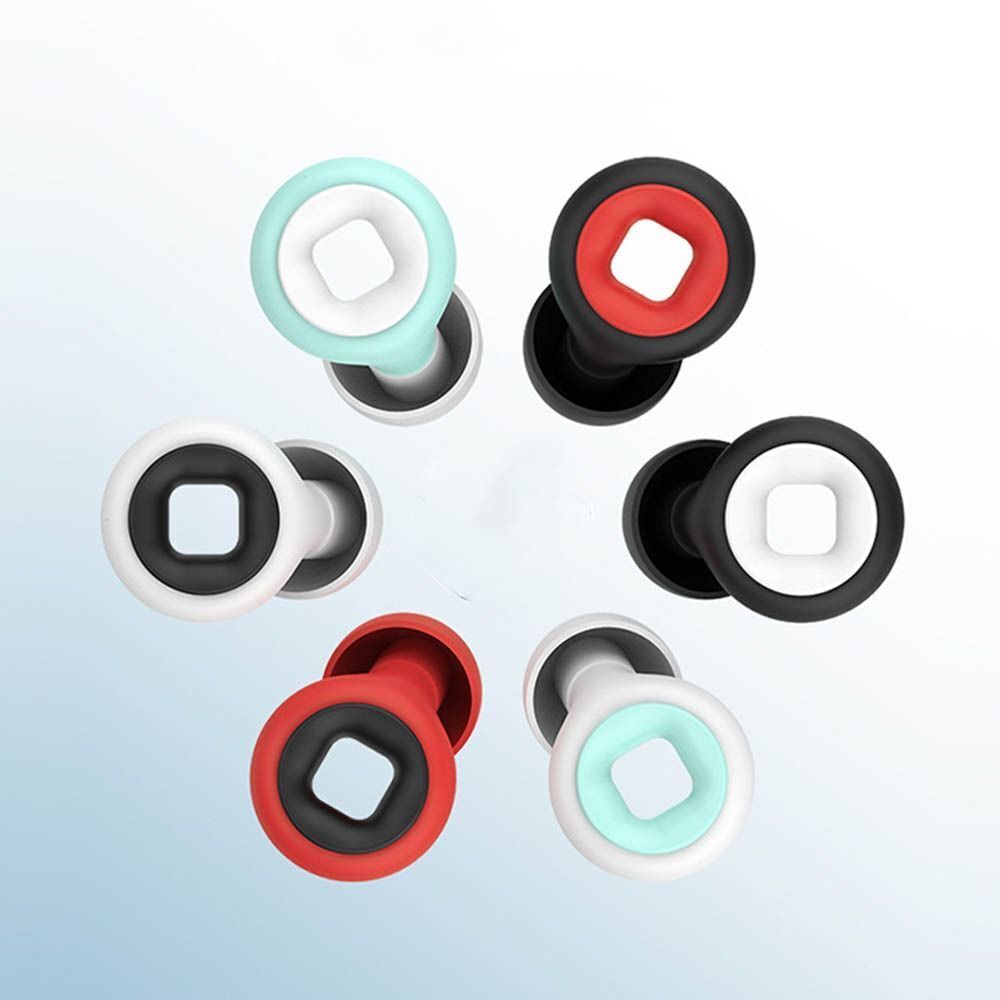 Vue de dessus de six poignées de porte modernes en silicone multicolores, design minimaliste, couleurs noir, rouge, blanc et turquoise, sur fond dégradé.