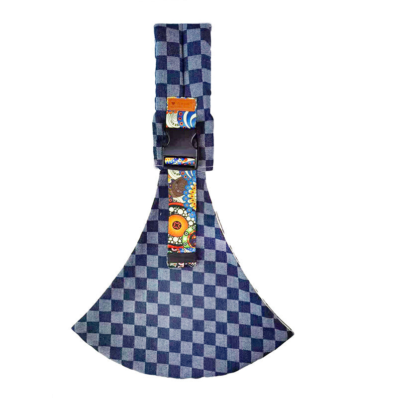 Hache design moderne à motif damier bleu, manche décoré de motifs colorés, outil de coupe unique et artistique.
