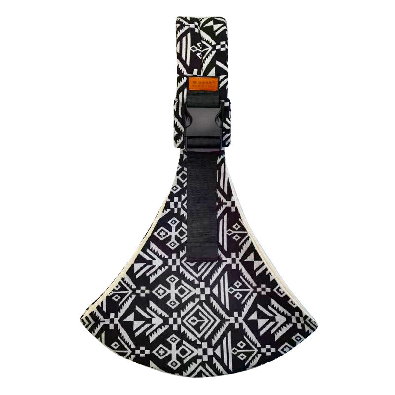 Housse de guitare acoustique noire et blanche avec motifs géométriques tribaux, sangle ajustable et fermeture à clip. Accessoire musical tendance.
