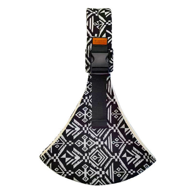 Housse de guitare acoustique noire et blanche avec motifs géométriques tribaux, sangle ajustable et fermeture à clip. Accessoire musical tendance.