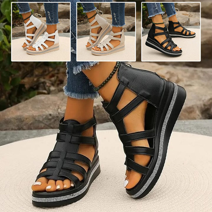 Sandales compensées noires pour femme avec lanières croisées, semelle épaisse et détails argentés. Disponibles en blanc et beige. Mode été tendance.